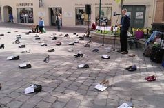 Jedes Paar Schuhe bei dem Aktionstag stand für eine Person, die durch ihre Krankheit aus dem Leben verschwunden ist.