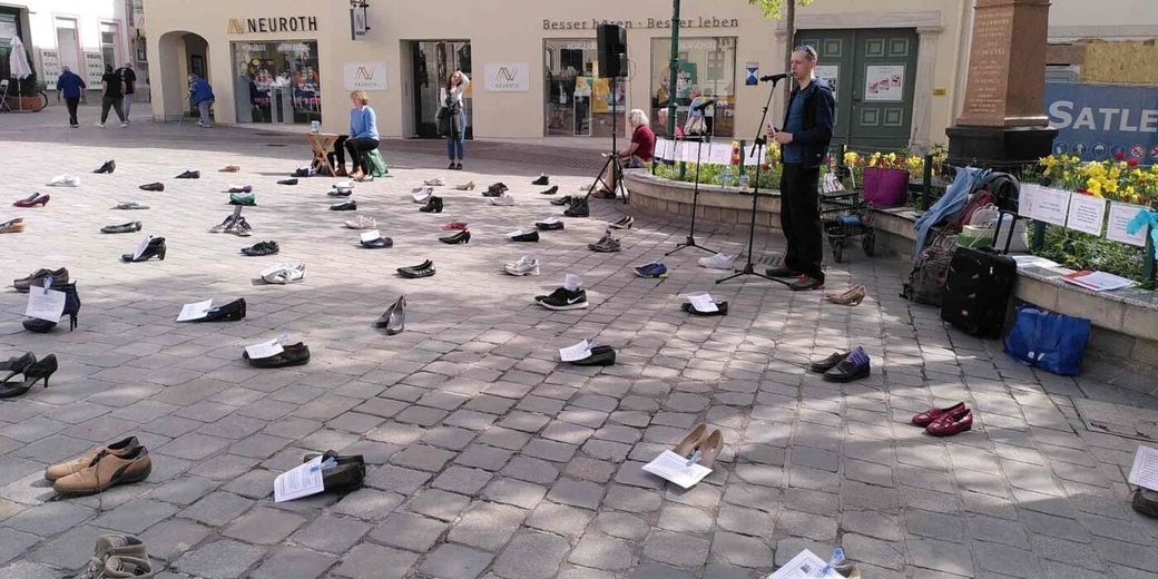 Jedes Paar Schuhe bei dem Aktionstag stand für eine Person, die durch ihre Krankheit aus dem Leben verschwunden ist.