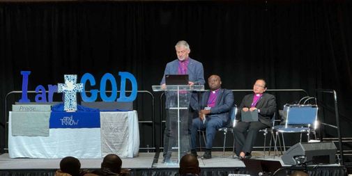 Noch bis 3. Mai tagt das weltweit höchste Kirchenparlament der Evangelisch-methodistischen Kirche in den USA. Am Rednerpult: Stefan Zürcher, Bischof der EmK in Mittel- und Südeuropa.