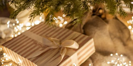 Dass wir uns zu Weihnachten beschenken, ist eine Erinnerung an das große Geschenk, das Gott uns Menschen gemacht hat.