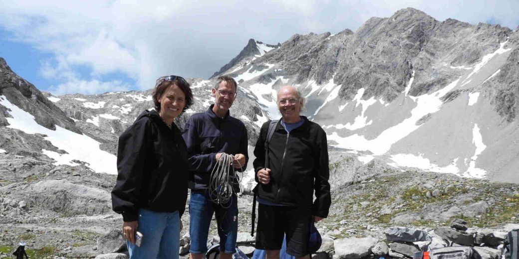 Stefanie Krüger, Jürgen Mathis und Michael Meyer gestalteten eine „Trauerfeier“ für sterbende Gletscher auf der Höhe der Totalphütte (2385 Meter) mit Sicht auf den Gipfel der Schesaplana. Auf der Nordseite befindet sich der Brandner Gletscher.