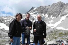 Stefanie Krüger, Jürgen Mathis und Michael Meyer gestalteten eine „Trauerfeier“ für sterbende Gletscher auf der Höhe der Totalphütte (2385 Meter) mit Sicht auf den Gipfel der Schesaplana. Auf der Nordseite befindet sich der Brandner Gletscher.