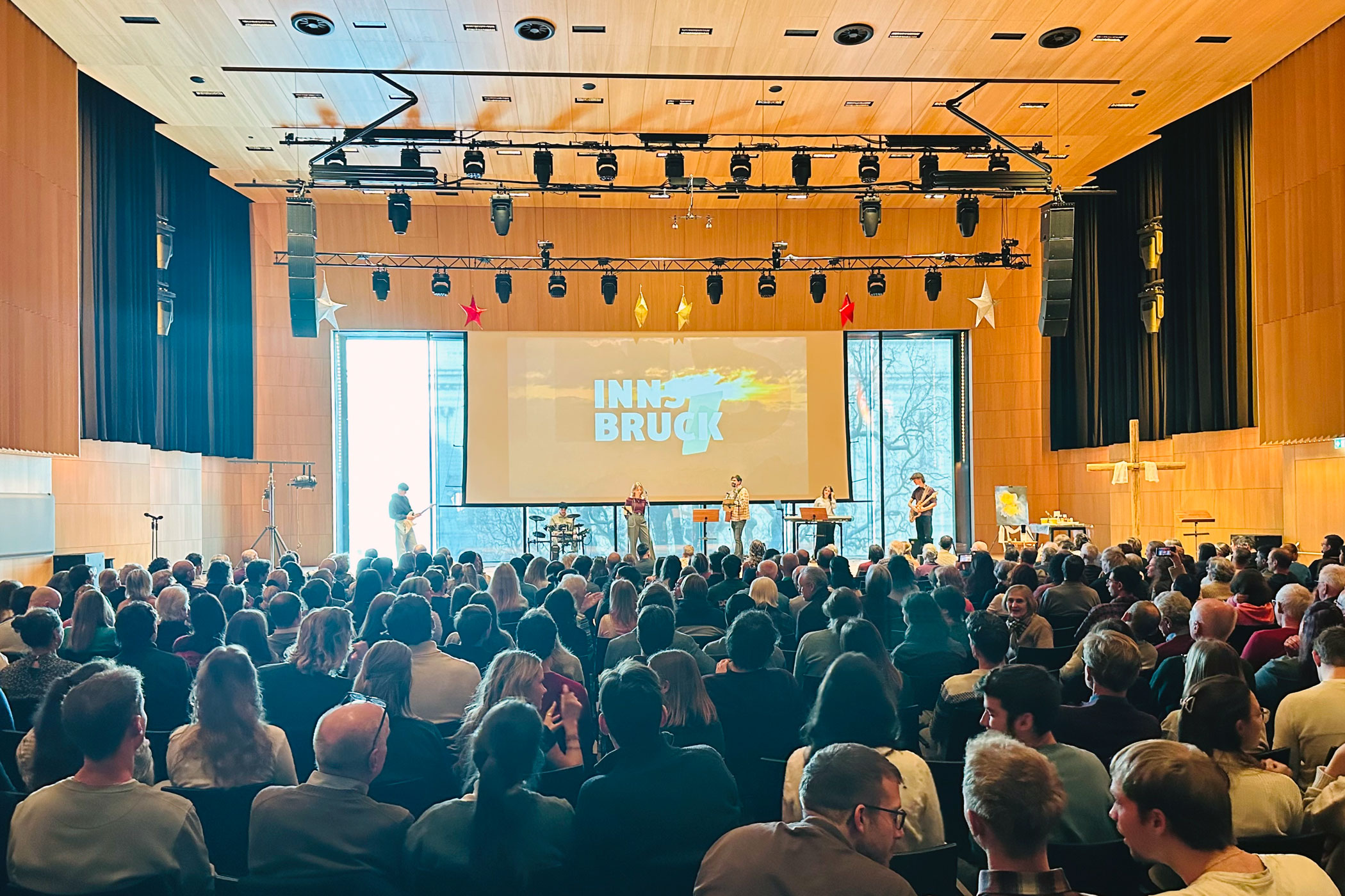 450 Christinnen und Christen feierten beim Allianzgottesdienst im Haus der Musik Innsbruck den Auftakt der Allianzgebetswoche.