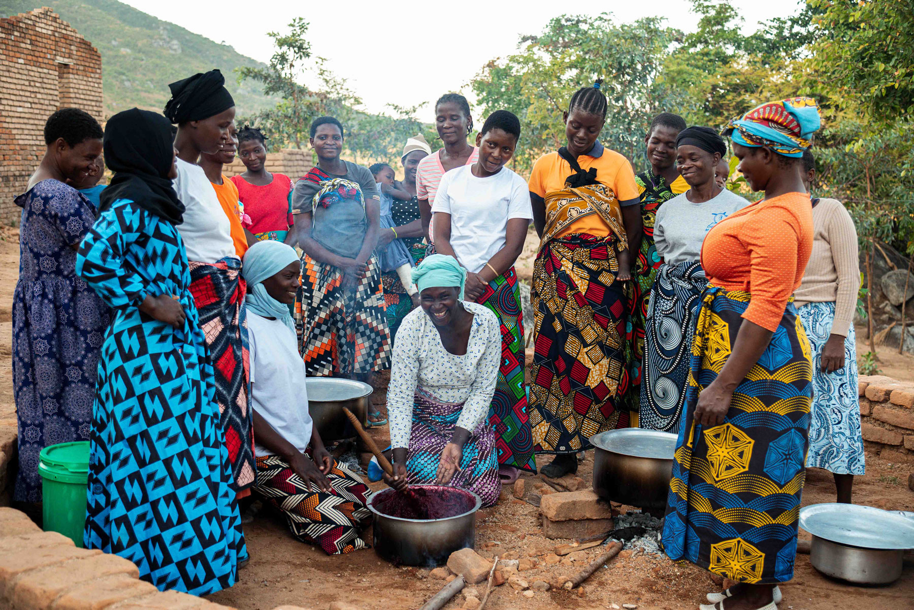Im Compassion-Kinderzentrum, Malawi: Eine Gruppe von Müttern trifft sich zu einer Schulung, um Hibiskus-Marmelade zu kochen.